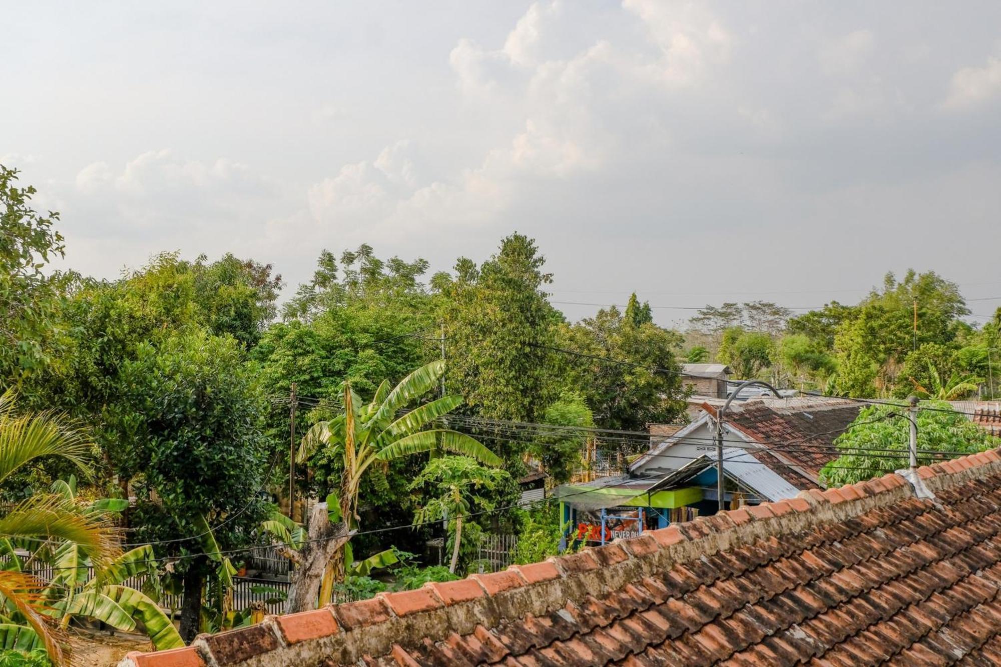 Oyo 1784 Hj. Aniek Residence Madiun Exterior photo