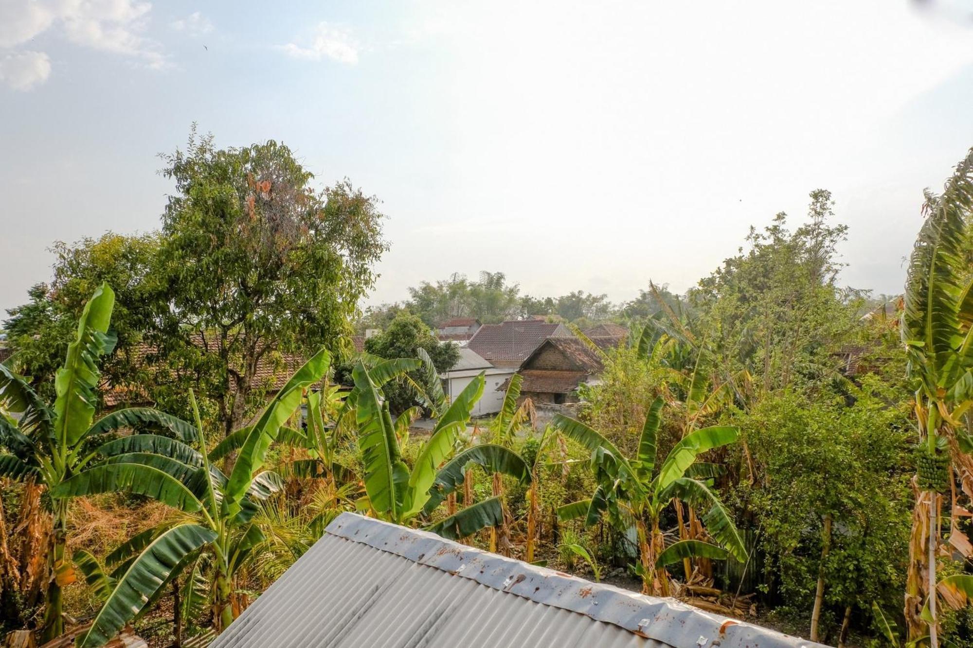 Oyo 1784 Hj. Aniek Residence Madiun Exterior photo