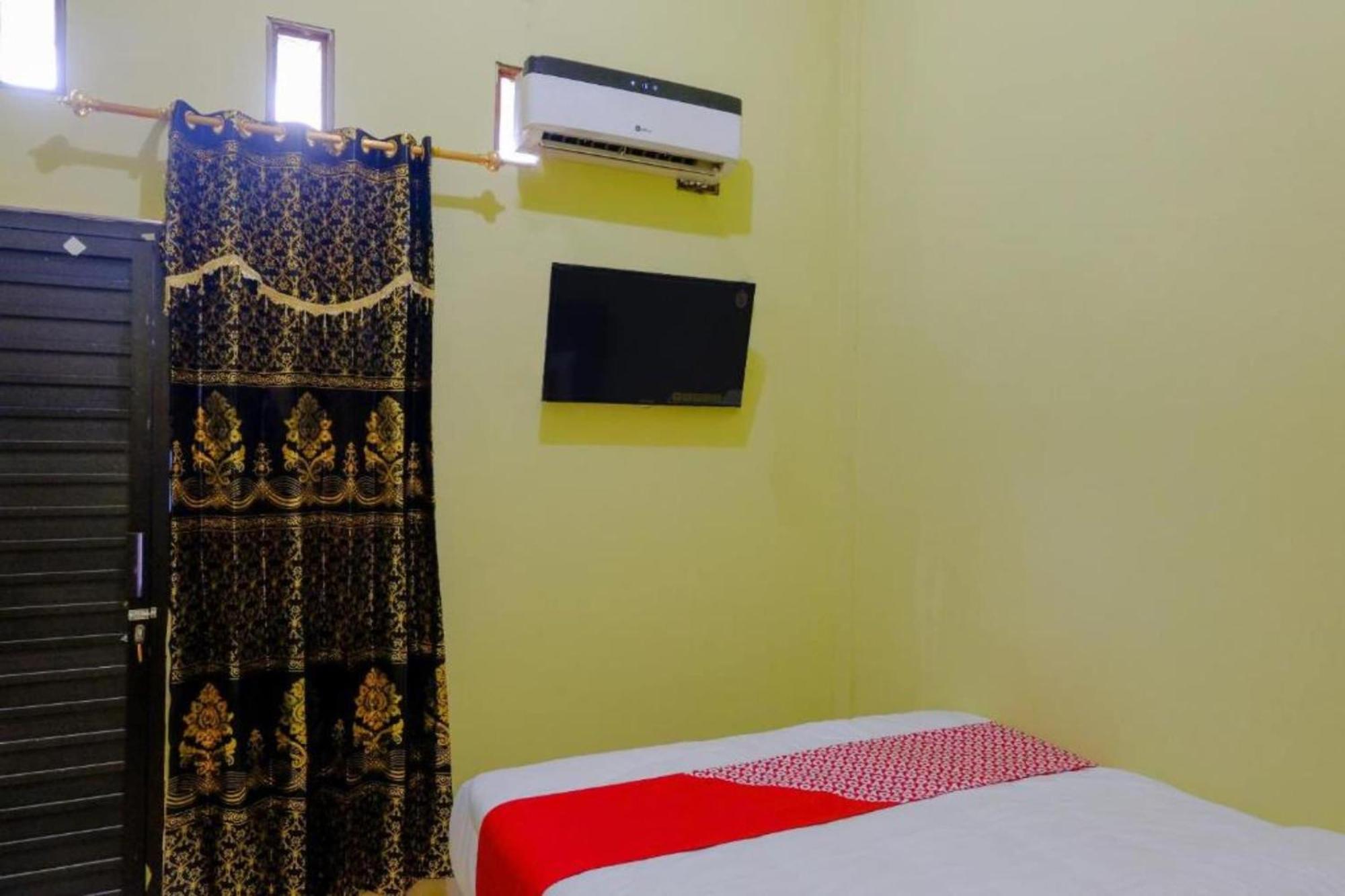 Oyo 1784 Hj. Aniek Residence Madiun Exterior photo