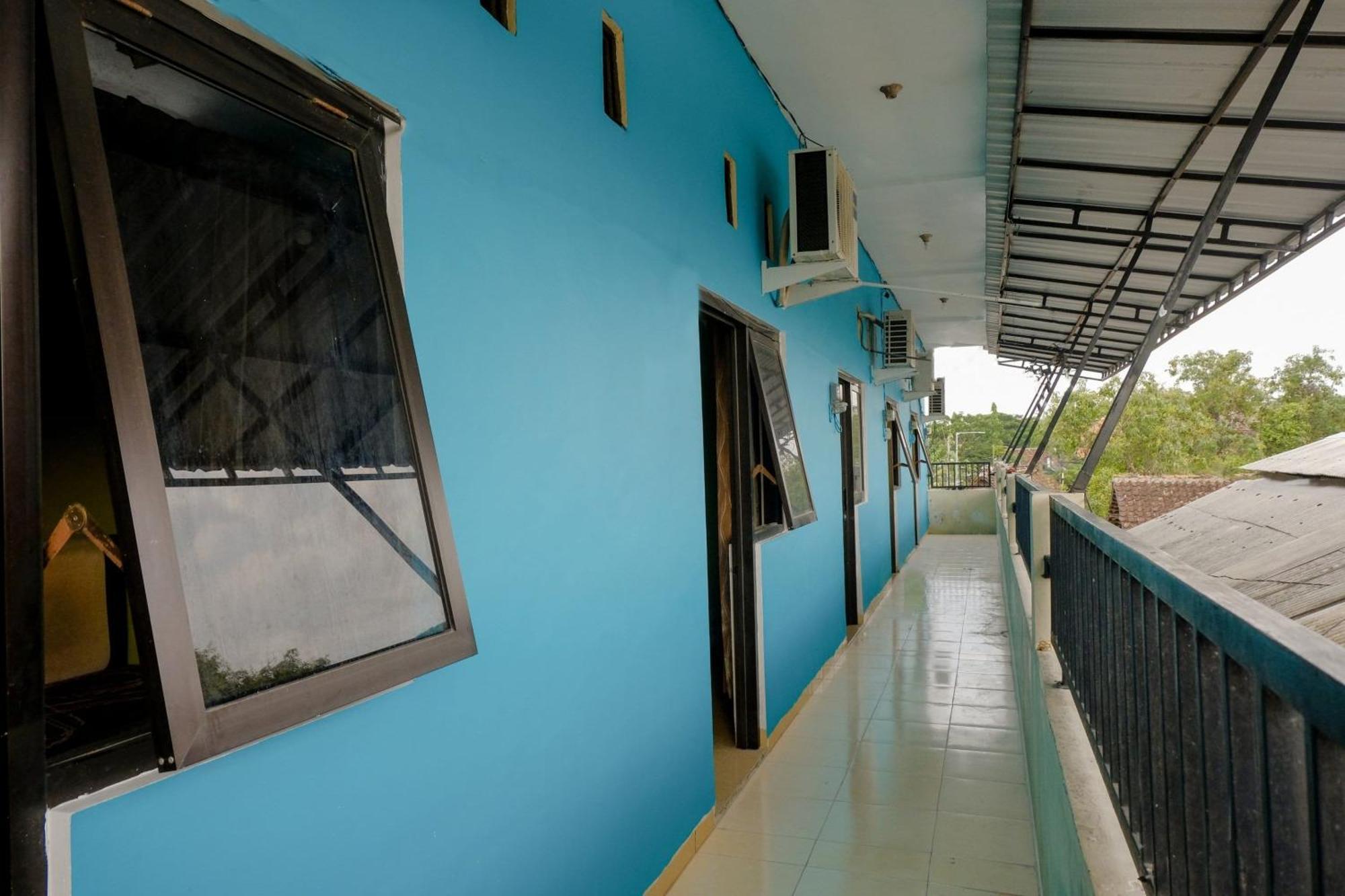 Oyo 1784 Hj. Aniek Residence Madiun Exterior photo