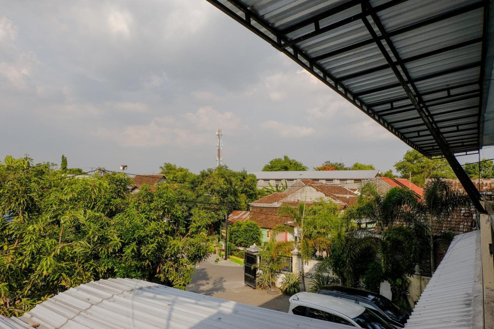 Oyo 1784 Hj. Aniek Residence Madiun Exterior photo